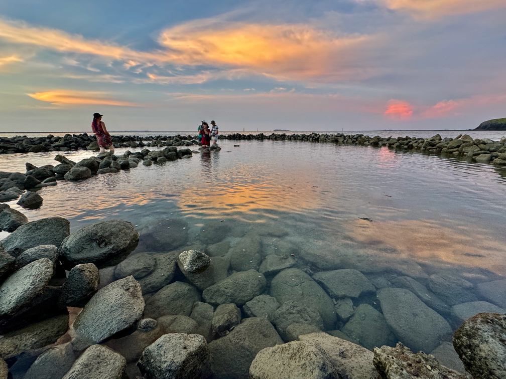 002澎湖湖東社區附近的潮間帶，充滿夕陽晚霞壯闊色彩之美，並可認識在地特殊的石滬捕魚文化001