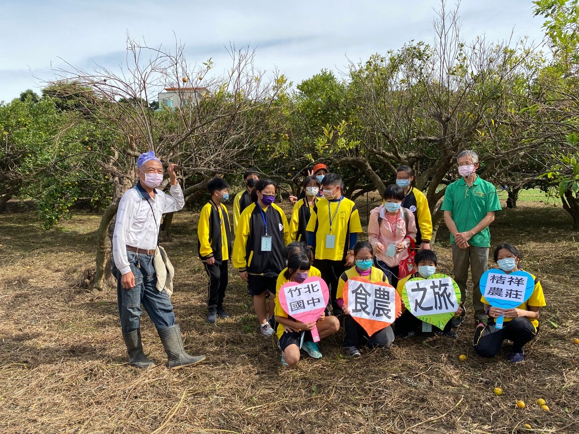 農場採取開放式果園，且友善生態環境的種植方式。