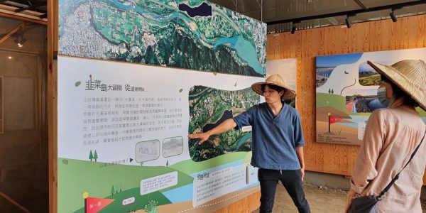 透過故事館，讓遊客了解中寮島暱稱「韭菜島」的由來。